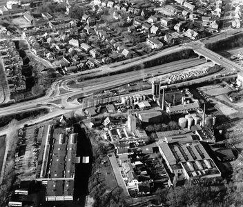 847490 Luchtfoto van de ongelijkvloerse kruising van de S25 (van links naar rechts, de secundaire provinciale weg ...